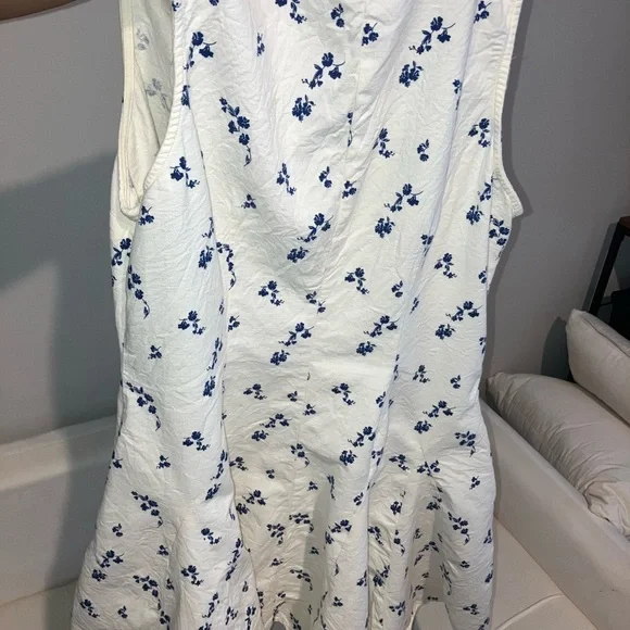 Universal Thread White and Blue Floral Top - Picture 3 of 5